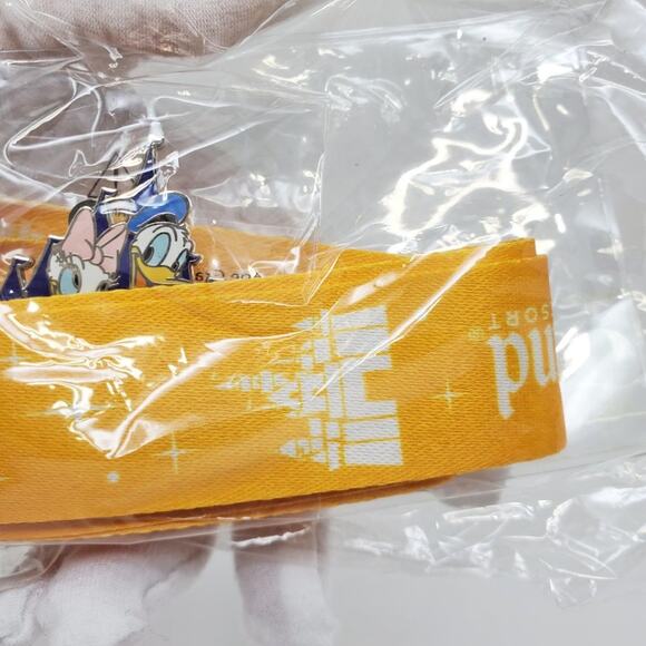 Disney Donald & Daisy Pin and Lanyards Set - Picture 5 of 6